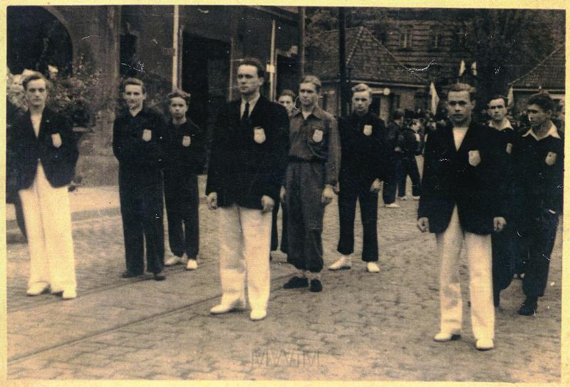 KKE 3430.jpg - Pochód pierwszo Majowy. od lewej I kolumna: Henryk Przyborowski, Zdzisław Klemens, Zbigniew Frenszkowski od lewej II kolumna: Jan Rutkowski, Kiełbowicz, Adaszewski, od lewej III kolumna: Śnieżko, Henryk Rosochacki, Honke, Olsztyn, 1947 r. - MKS "Lechia"